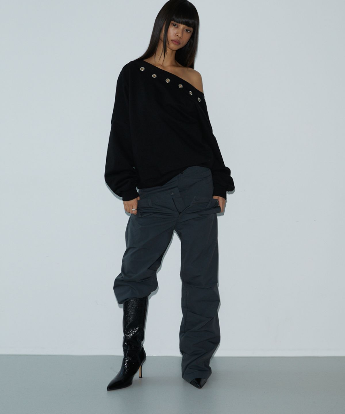 분트(VOONT) Unbalance Stud Sweatshirt (BLACK)