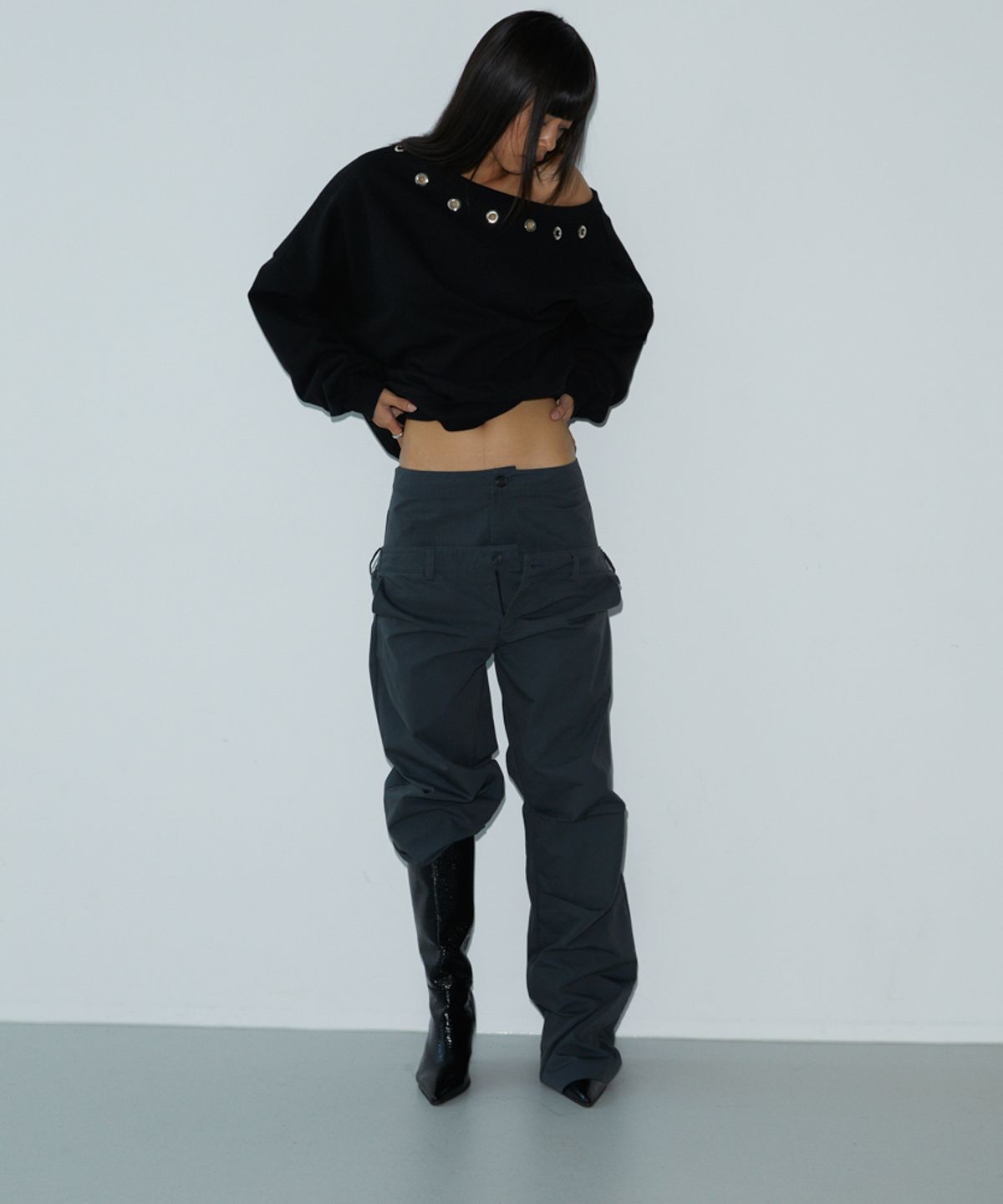 분트(VOONT) Unbalance Stud Sweatshirt (BLACK)