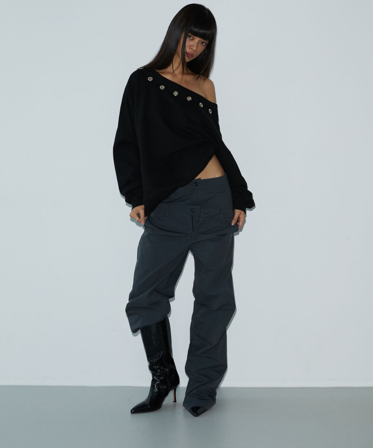 분트(VOONT) Unbalance Stud Sweatshirt (BLACK)