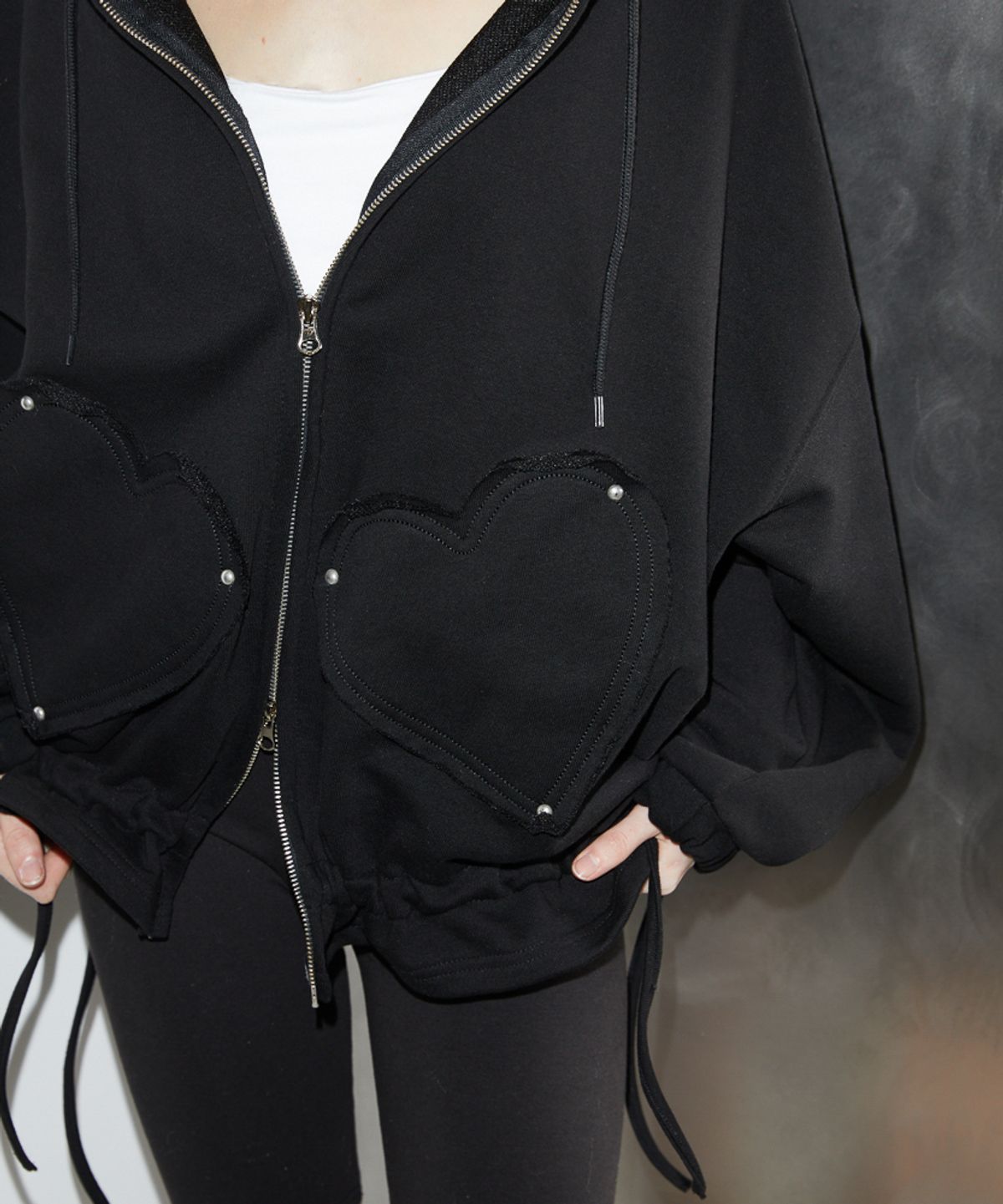 로제프란츠(ROSEFRANTZ) Heart Pocket Hood Zip-up [Black]