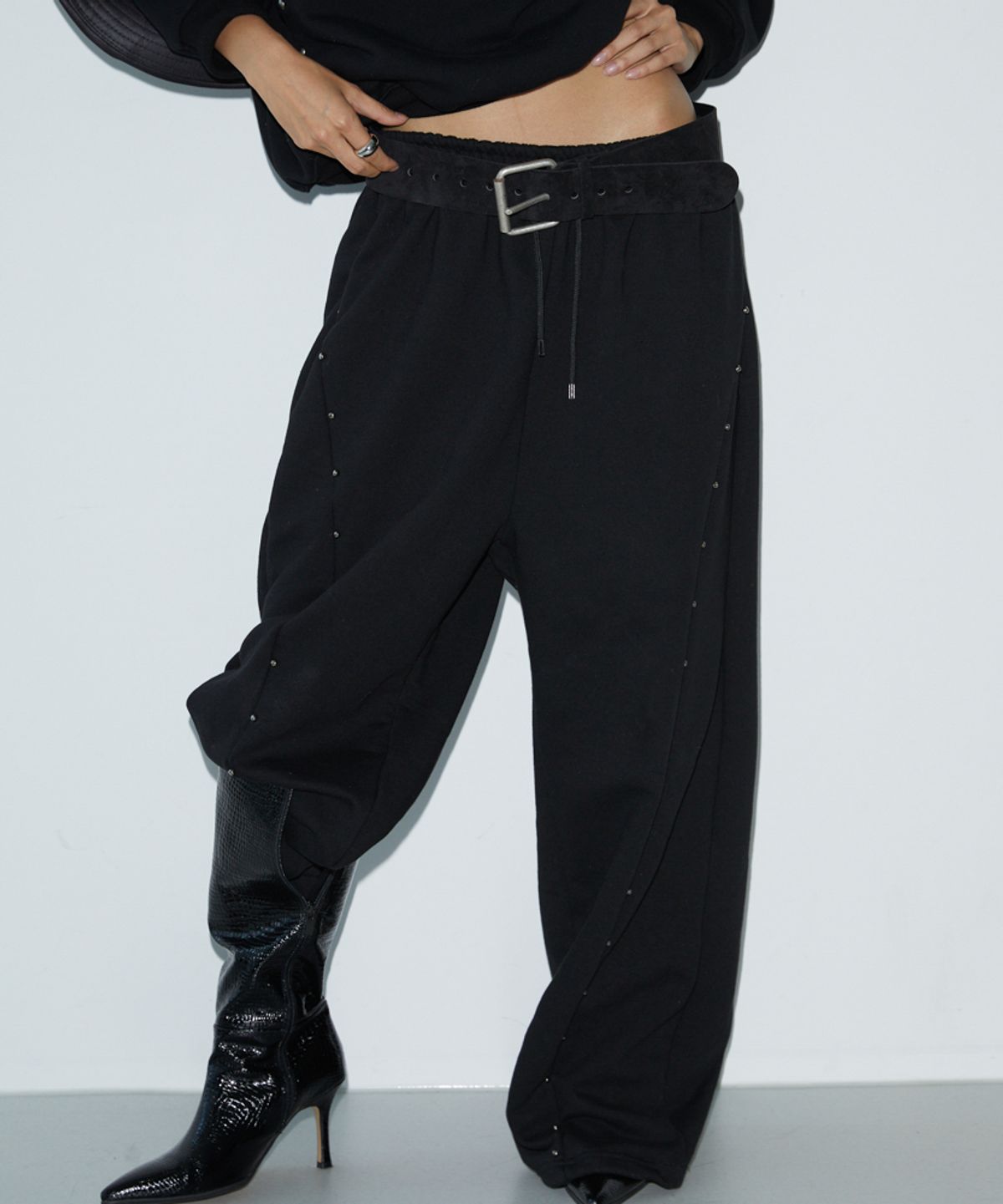 분트(VOONT) Stud Cut Sweat Pants (BLACK)
