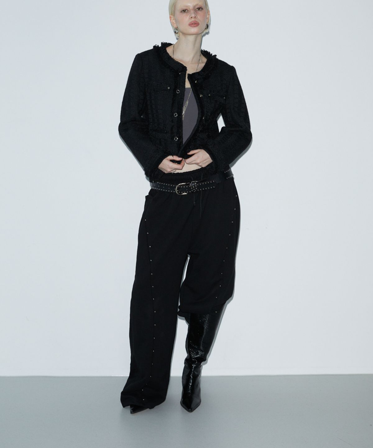 분트(VOONT) Stud Cut Sweat Pants (BLACK)