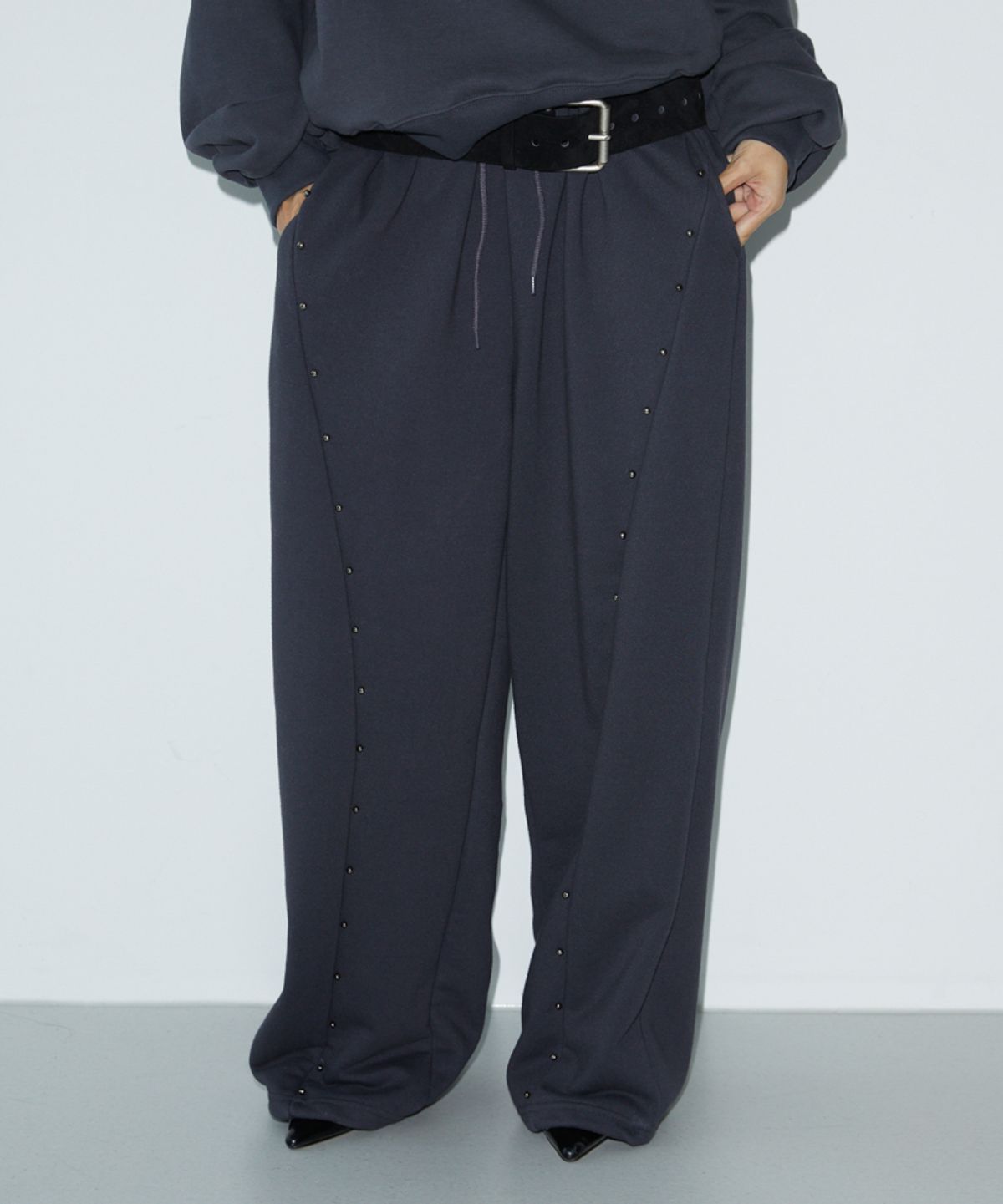 분트(VOONT) Stud Cut Sweat Pants (CHARCOAL)