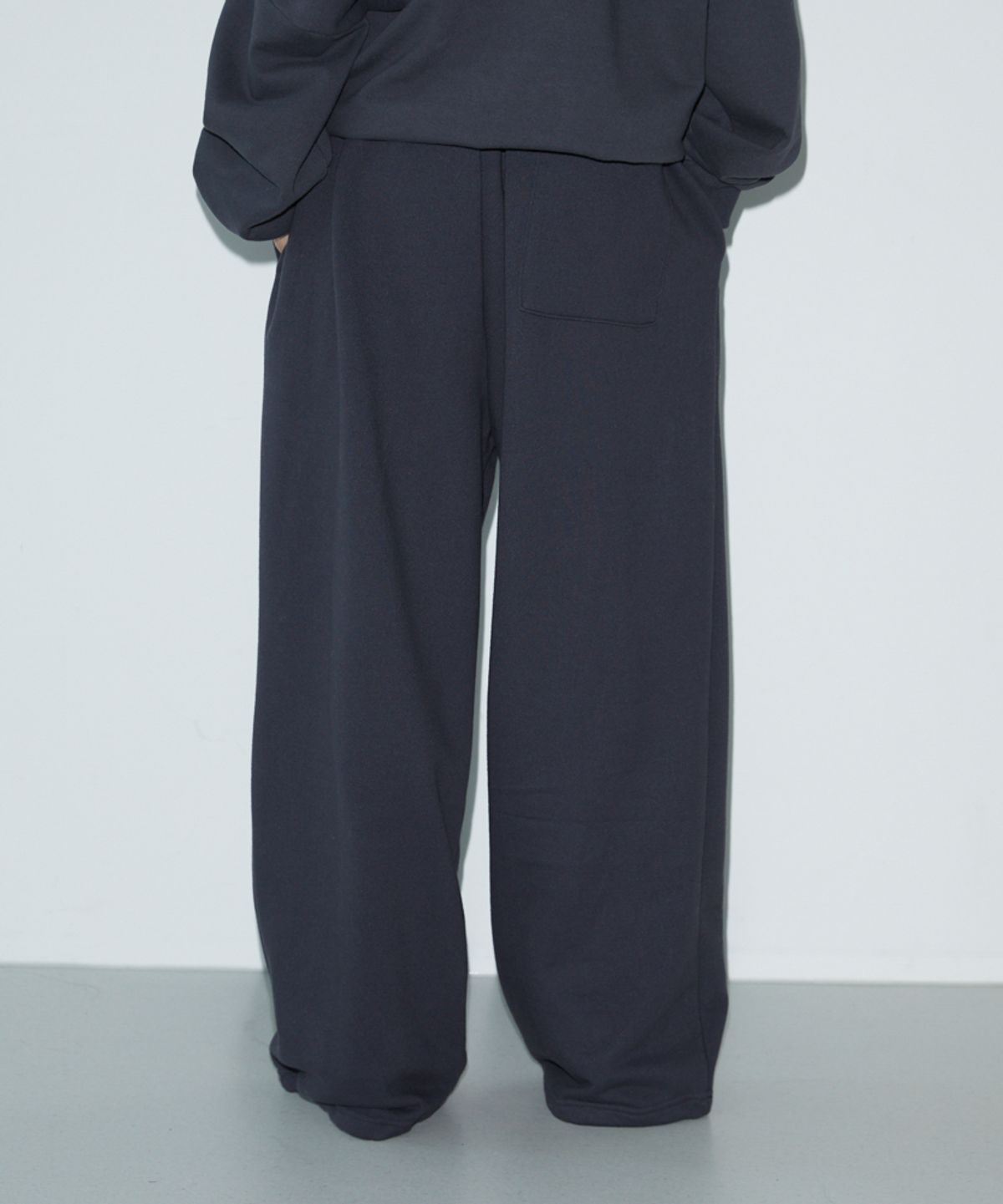 분트(VOONT) Stud Cut Sweat Pants (CHARCOAL)