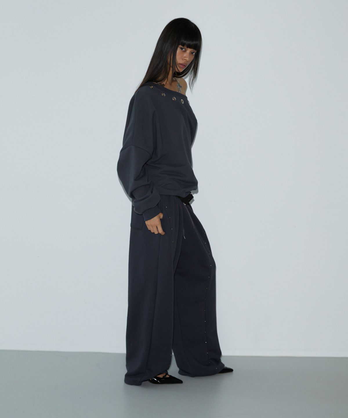 분트(VOONT) Stud Cut Sweat Pants (CHARCOAL)