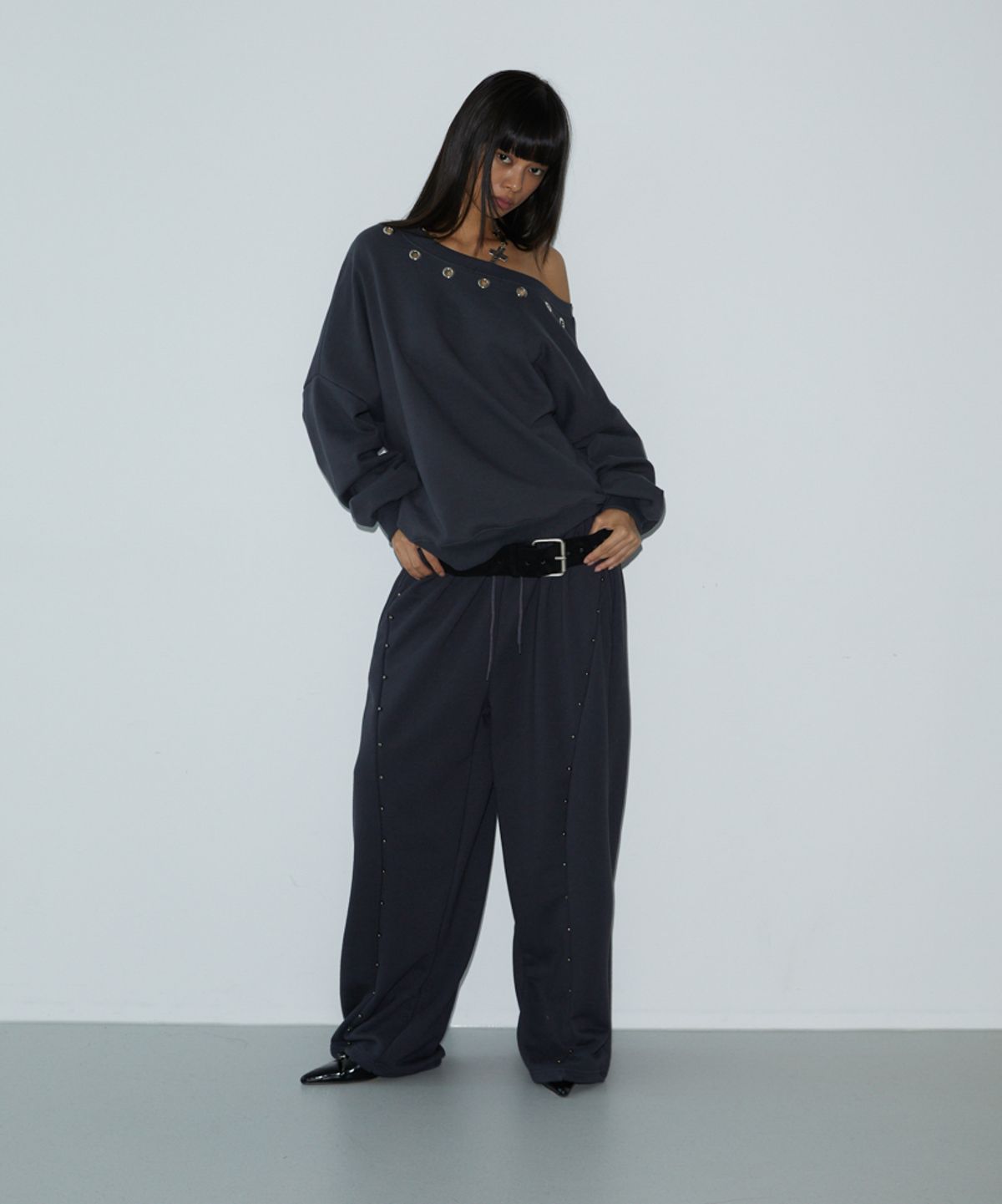분트(VOONT) Stud Cut Sweat Pants (CHARCOAL)