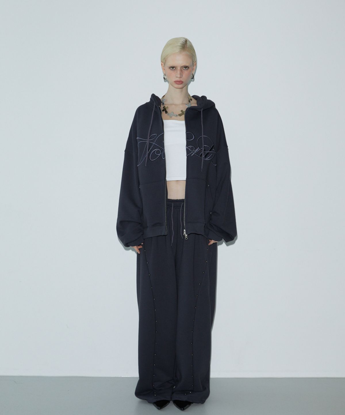 분트(VOONT) Lettering Embroidery Zip-up (CHARCOAL)