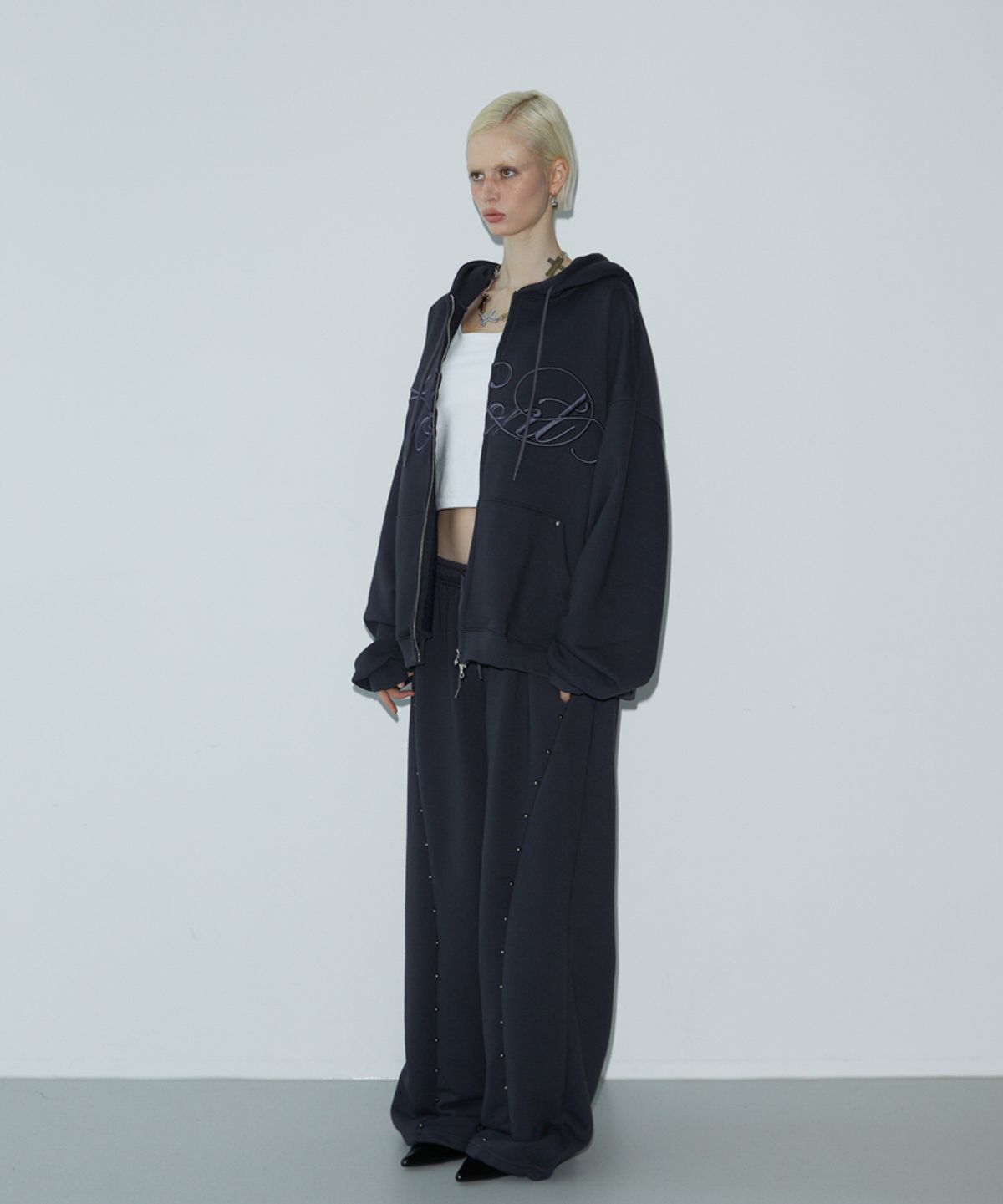 분트(VOONT) Lettering Embroidery Zip-up (CHARCOAL)