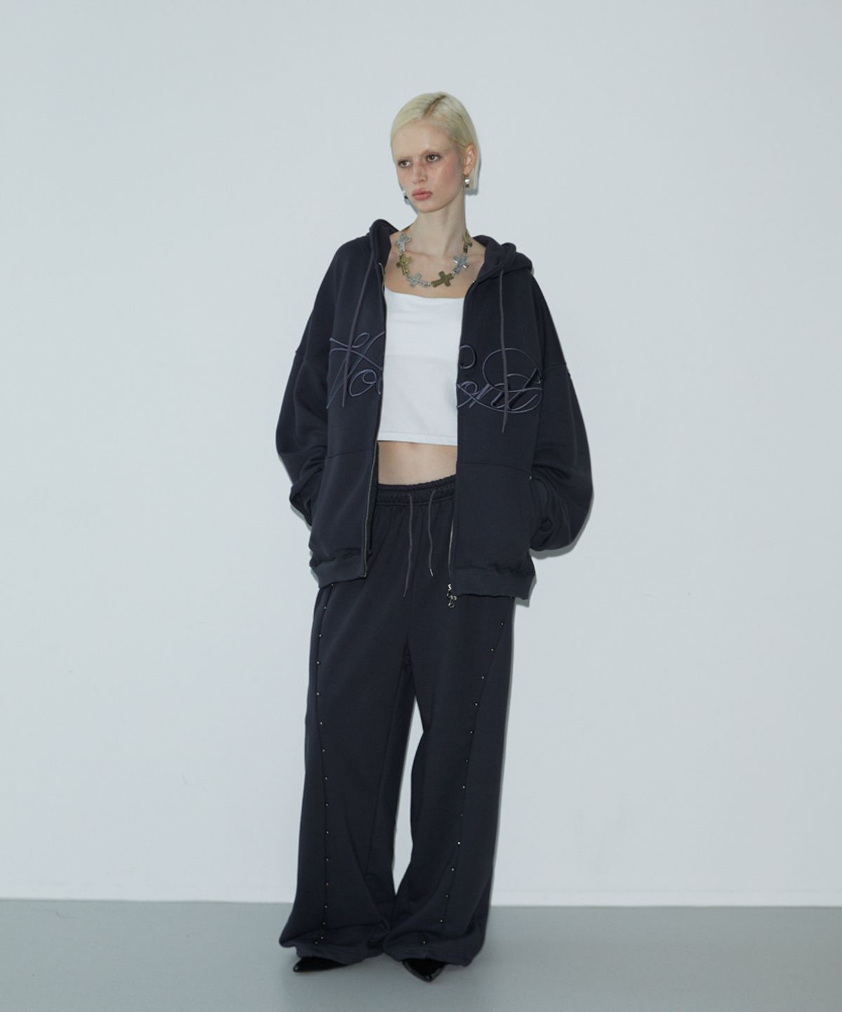 분트(VOONT) Lettering Embroidery Zip-up (CHARCOAL)