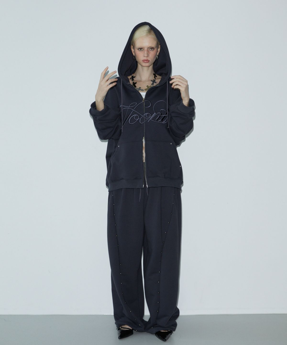 분트(VOONT) Lettering Embroidery Zip-up (CHARCOAL)