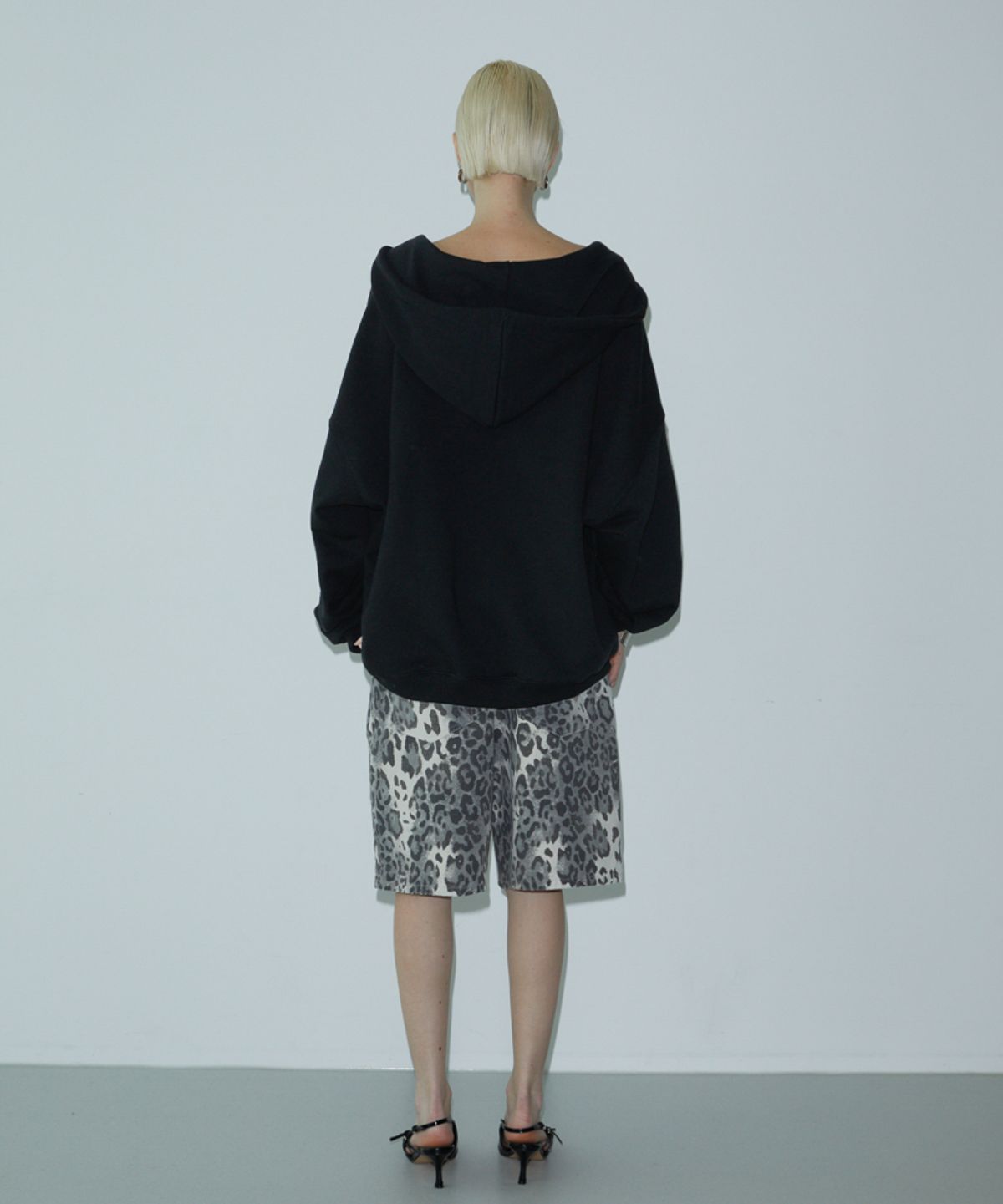 분트(VOONT) Lettering Embroidery Zip-up (BLACK)