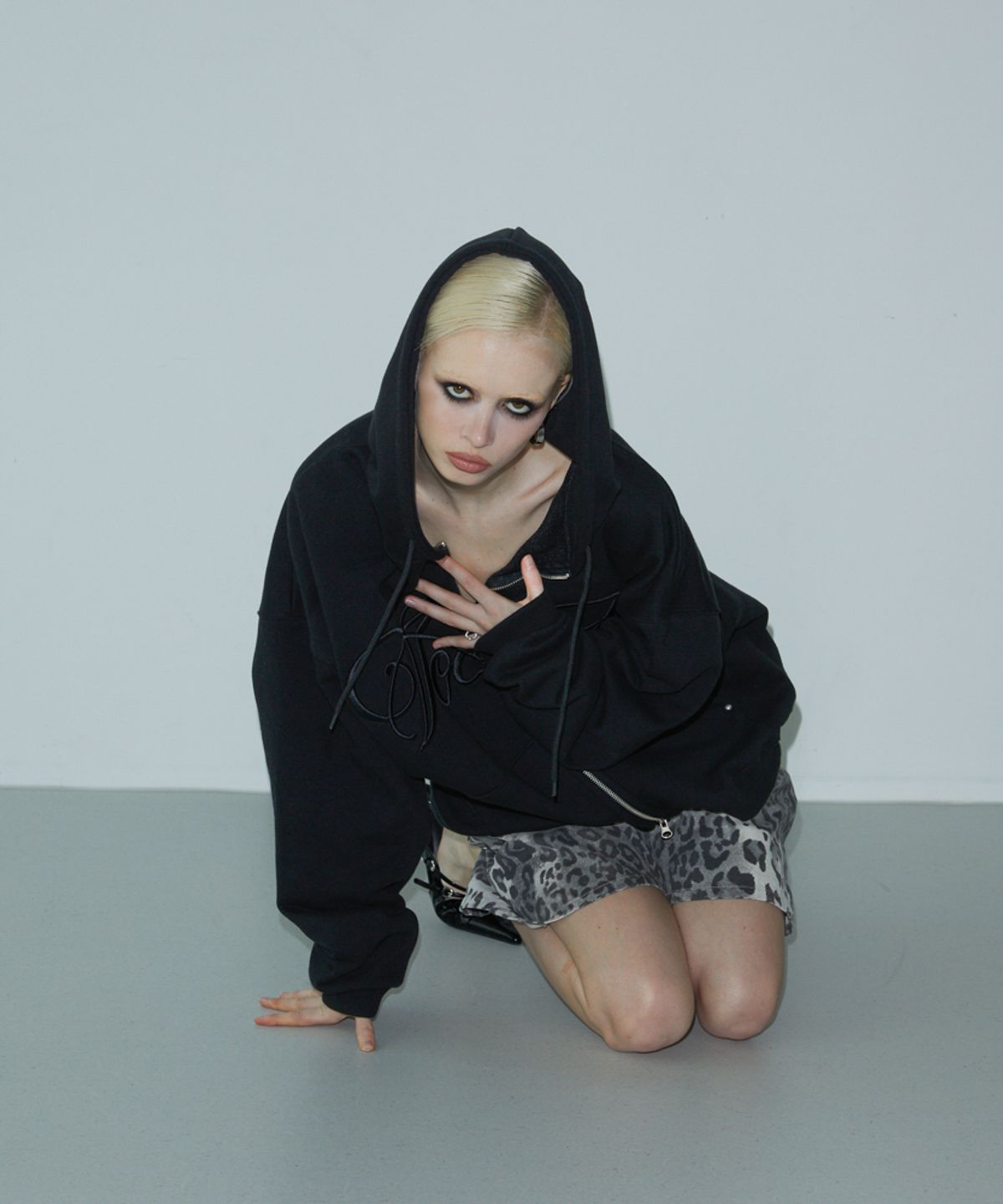 분트(VOONT) Lettering Embroidery Zip-up (BLACK)