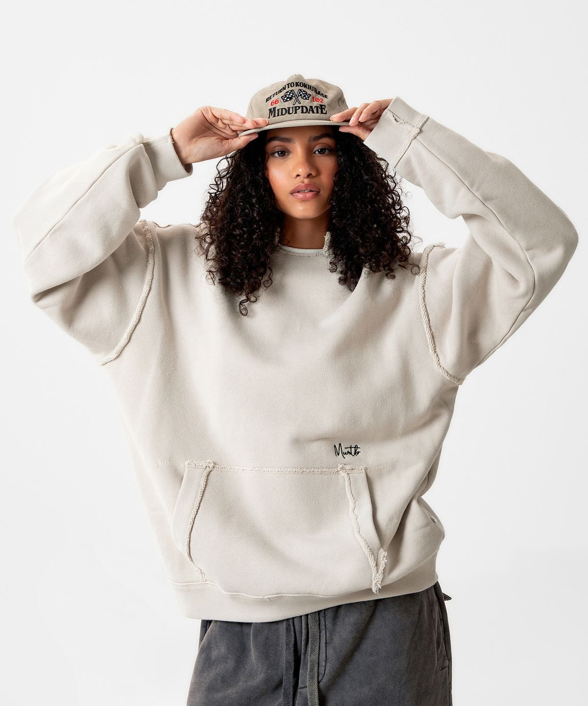 미드업데이트(MIDUPDATE) Garment Dye Essential Logo Hoodie_2color