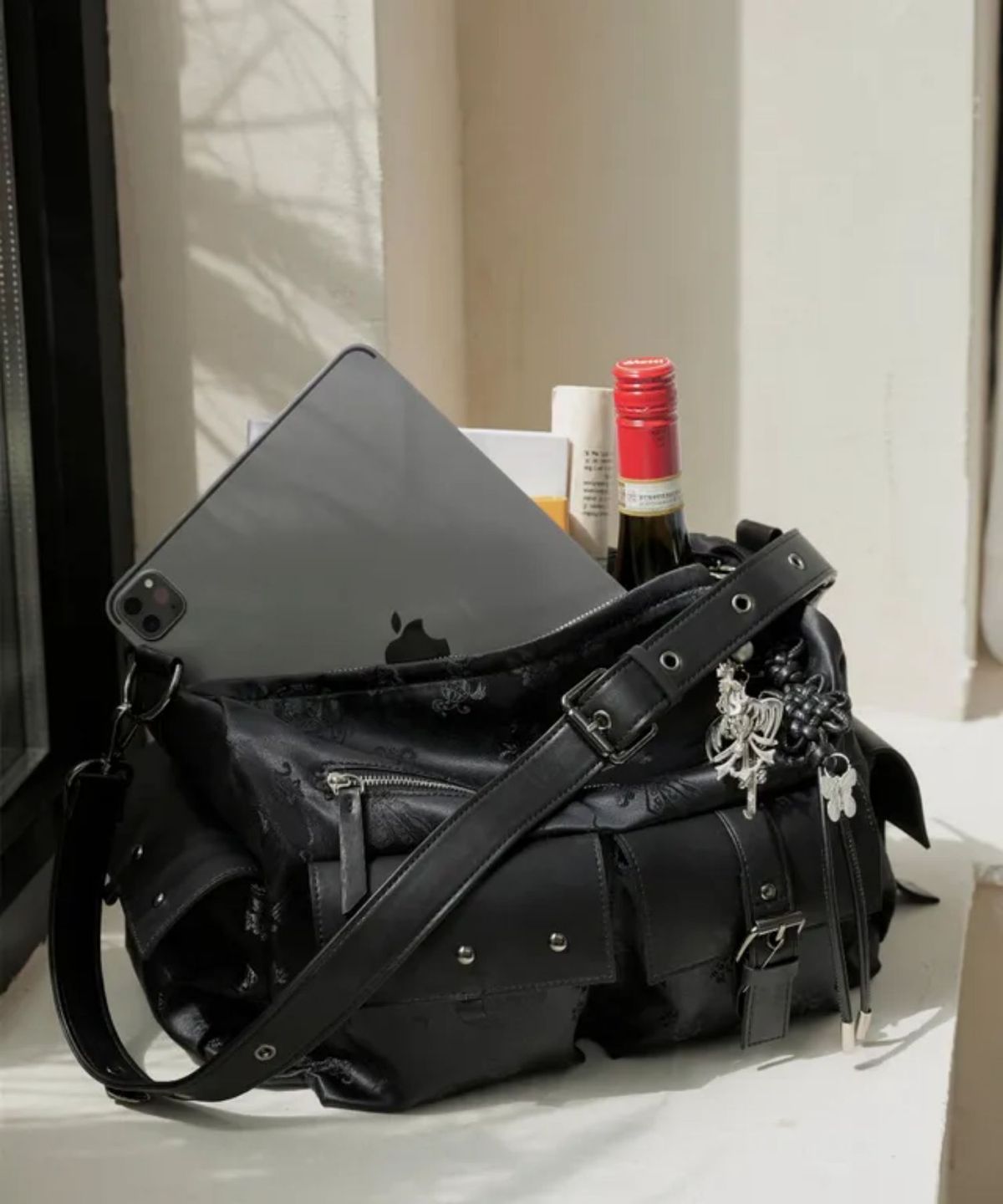 칠 하나 투 구육(71TO96) 휘담백 미디움 Whidam Bag Medium (Black)