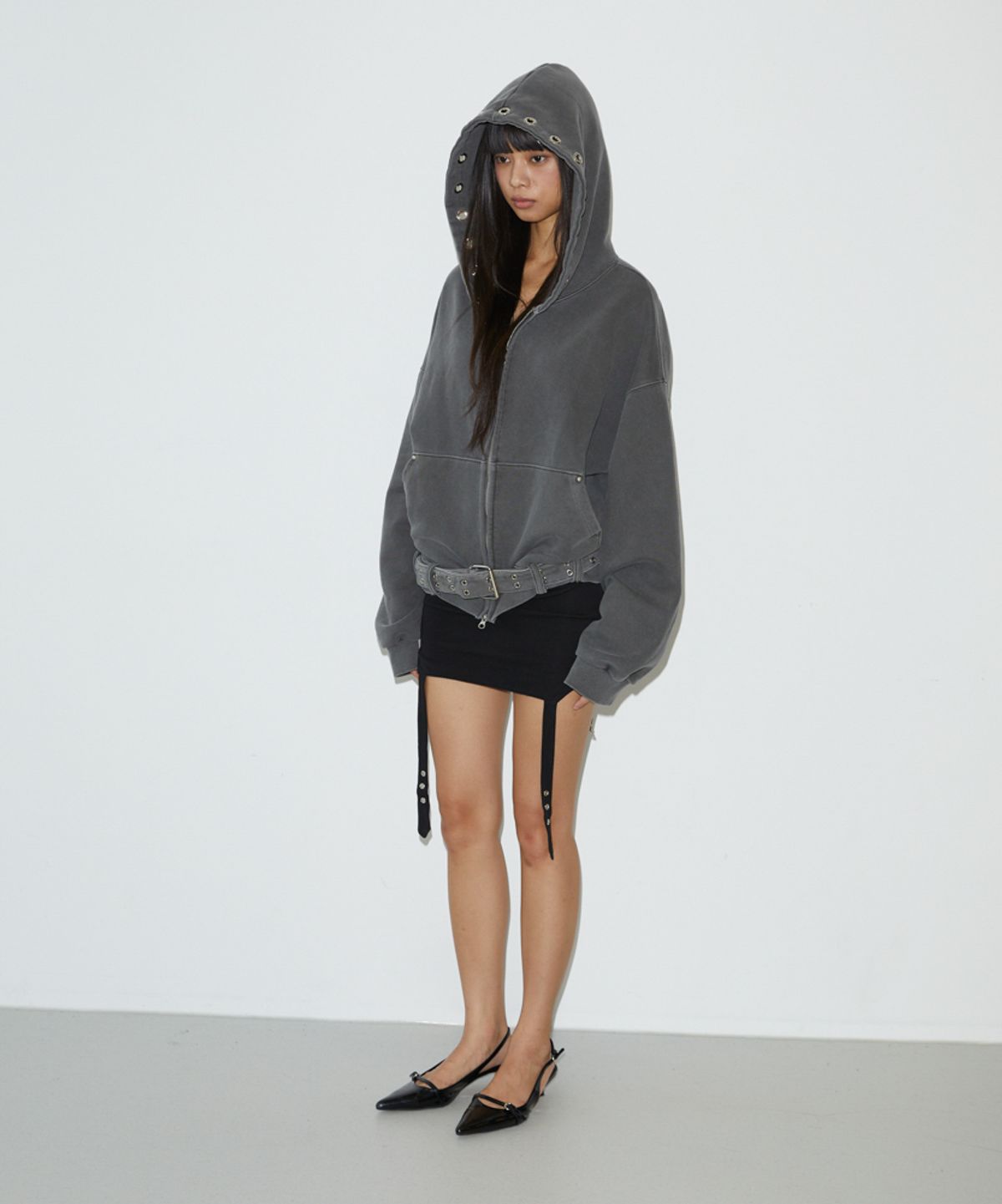 분트(VOONT) Eyelet Belt Hood Zip-up (CHARCOAL)