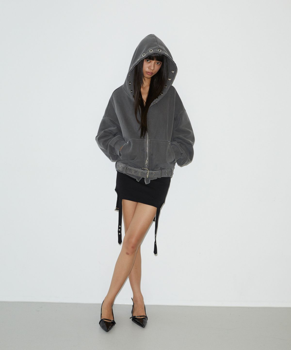 분트(VOONT) Eyelet Belt Hood Zip-up (CHARCOAL)