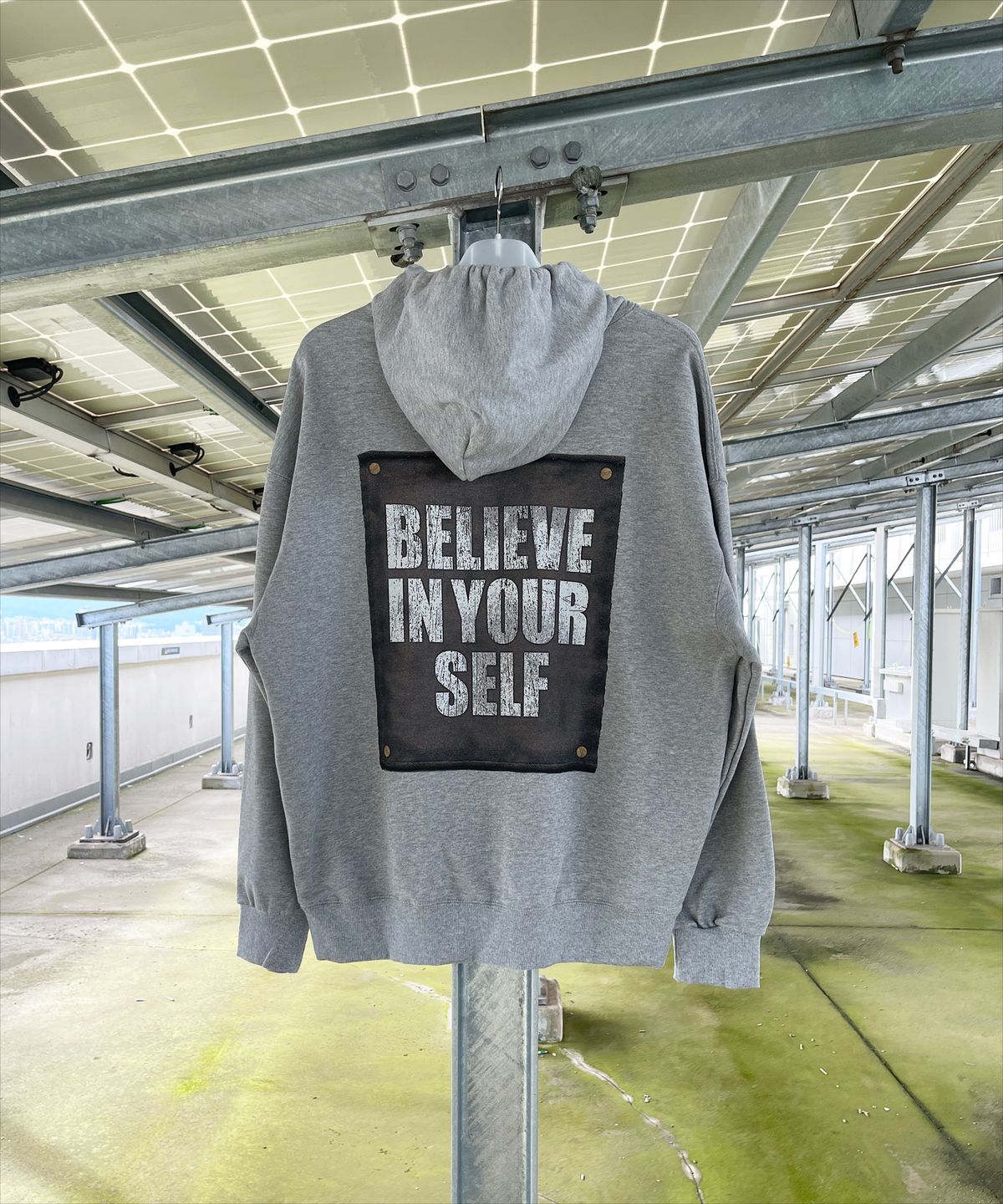 커버라이즈(COVERIZE) BELIEVE IN YOURSELF 패치  그래픽 후드티 (GRAY)