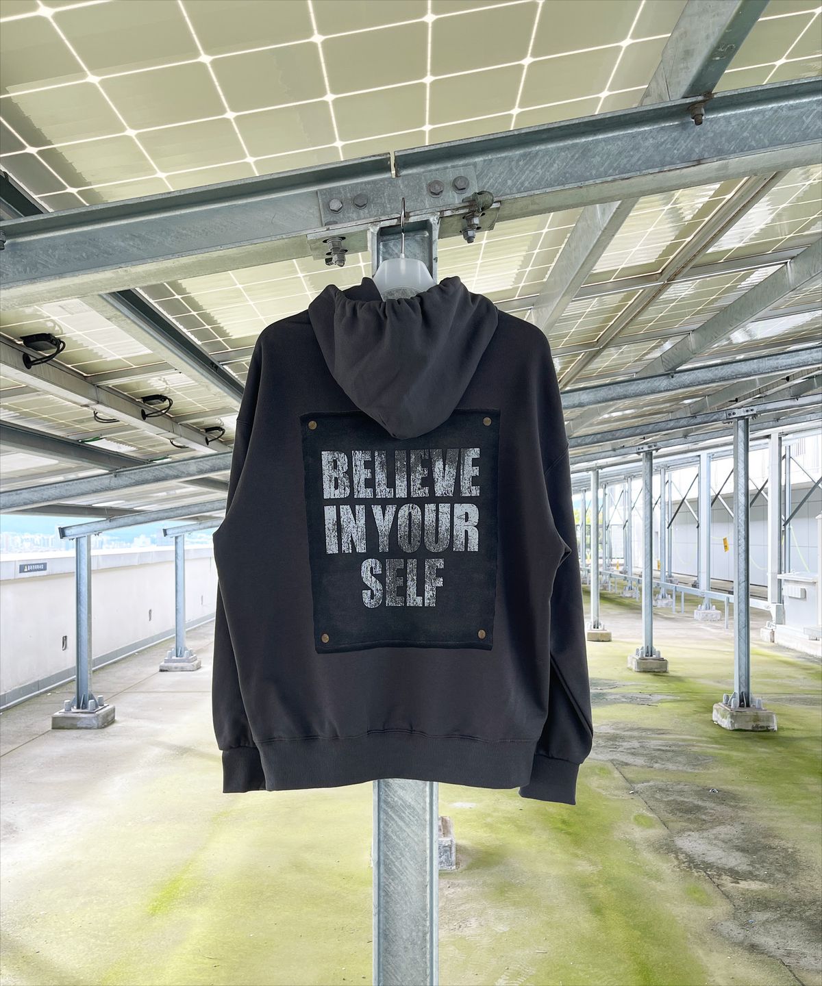커버라이즈(COVERIZE) BELIEVE IN YOURSELF 패치  그래픽 후드티 (CHARCOAL)