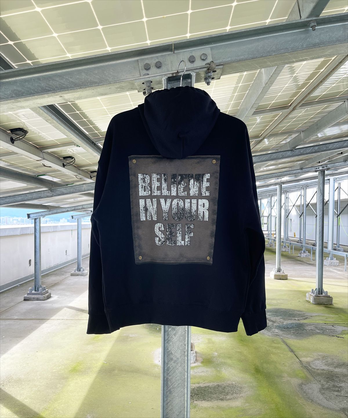 커버라이즈(COVERIZE) BELIEVE IN YOURSELF 패치  그래픽 후드티 (BLACK)