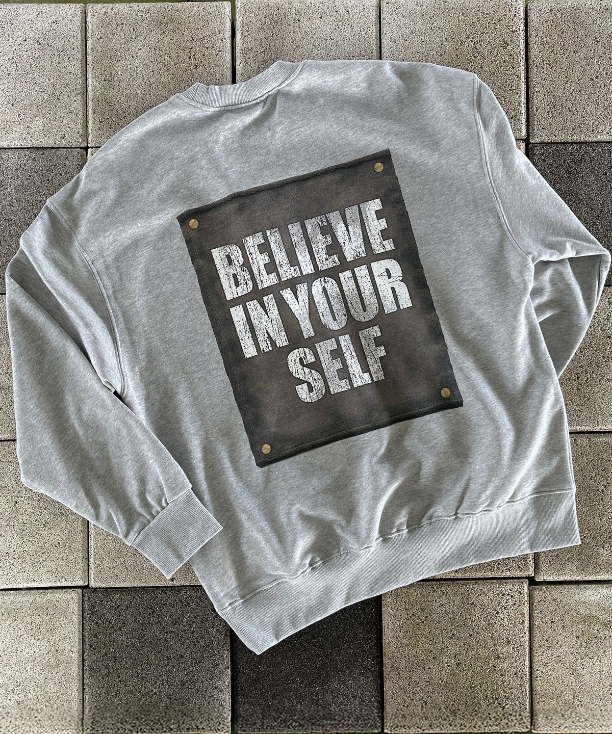 커버라이즈(COVERIZE) BELIEVE IN YOURSELF 패치 그래픽 맨투맨 (GRAY)