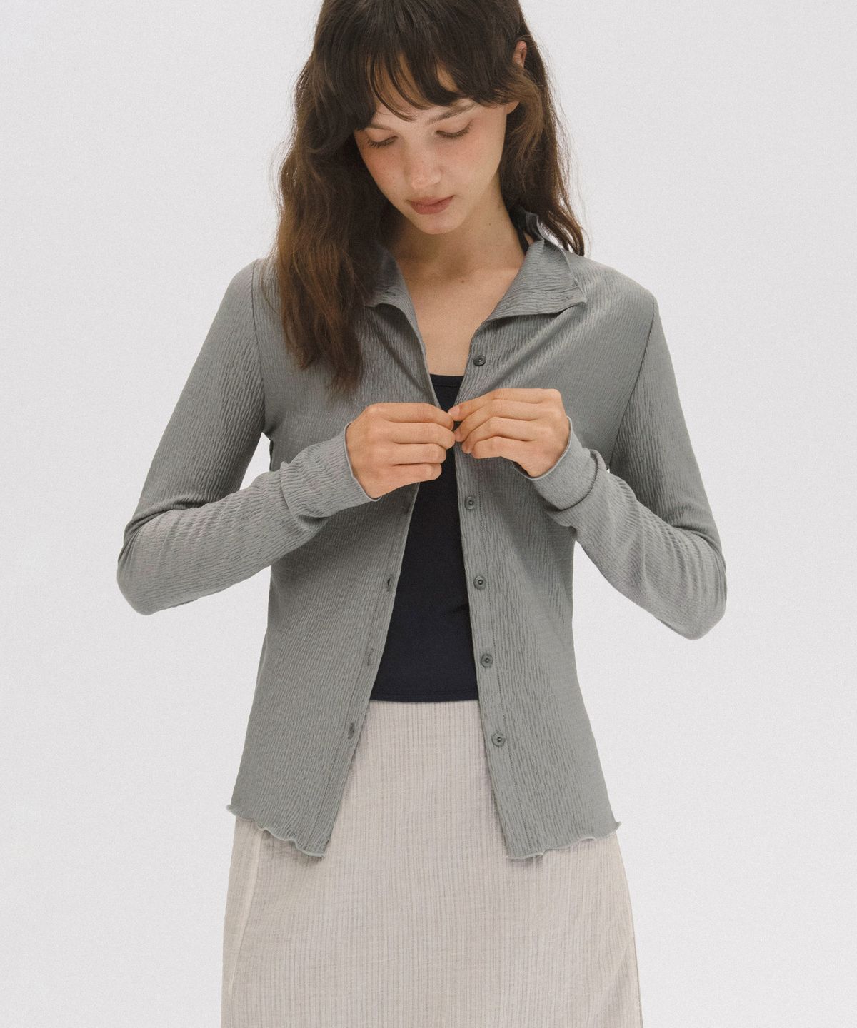 앤니즈(ANDNEEDS) Pomi pleats blouse (light gray)