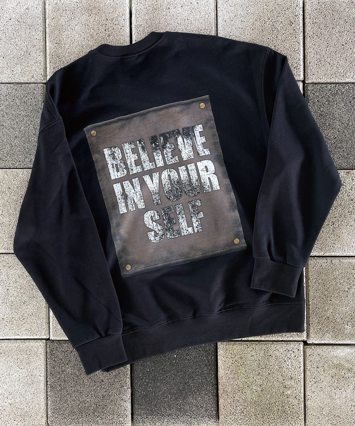 커버라이즈(COVERIZE) BELIEVE IN YOURSELF 패치 그래픽 맨투맨 (BLACK))