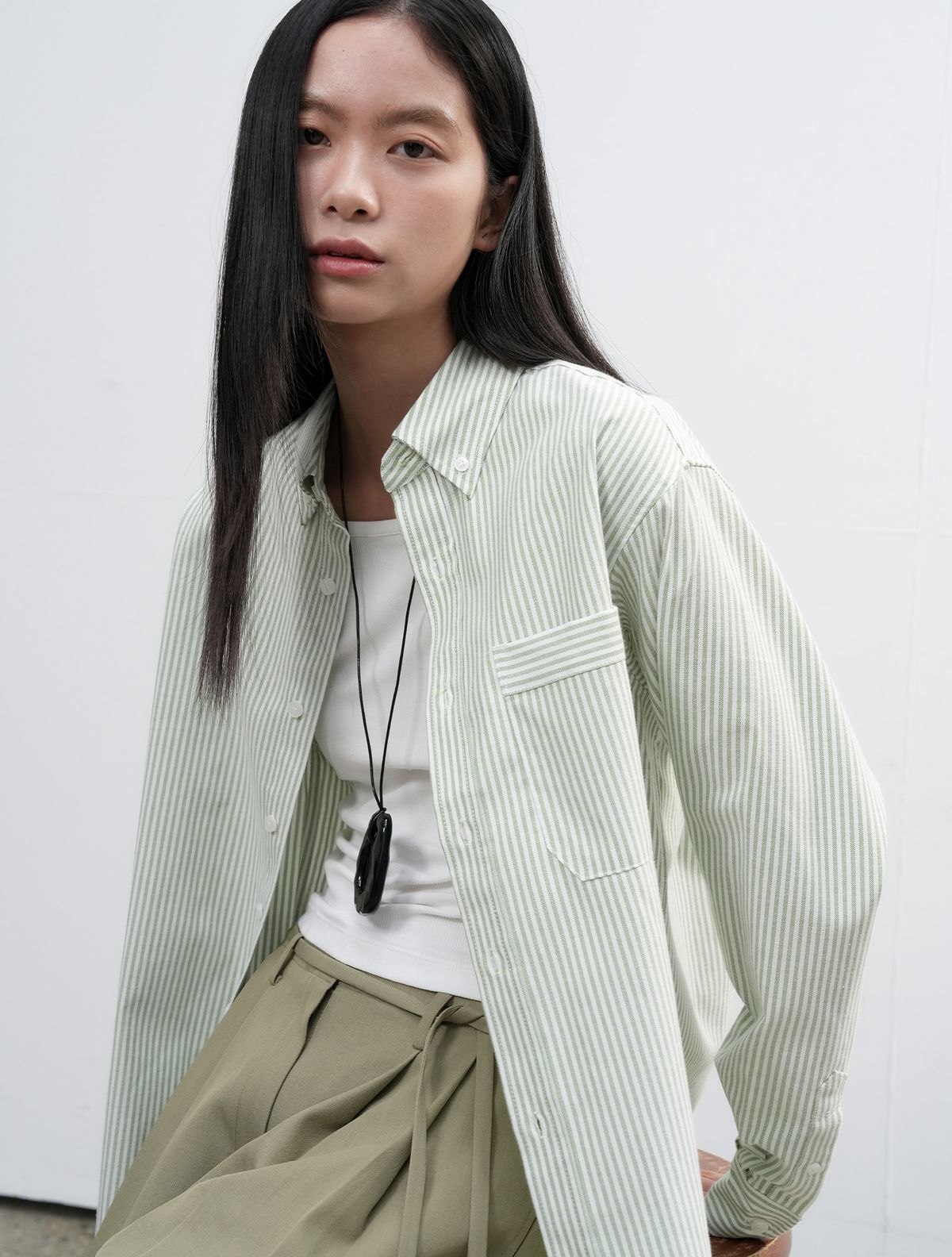 제너럴아이디어(GENERALIDEA) UNISEX 레귤러핏 옥스포드 스트라이프 셔츠 [OLIVE] / SBE3U03001
