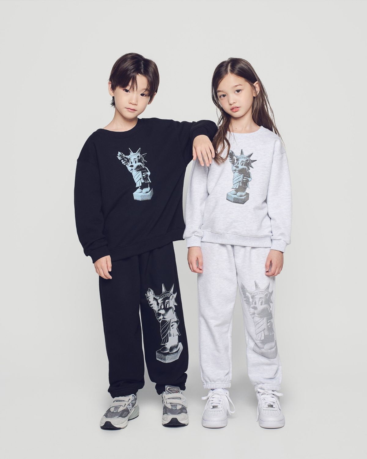 아크메드라비 키즈(acmedelaviekids) KIDS AC BEAR STATUE OF LIBERTY SWEATSHIRT (3 COLOR)
