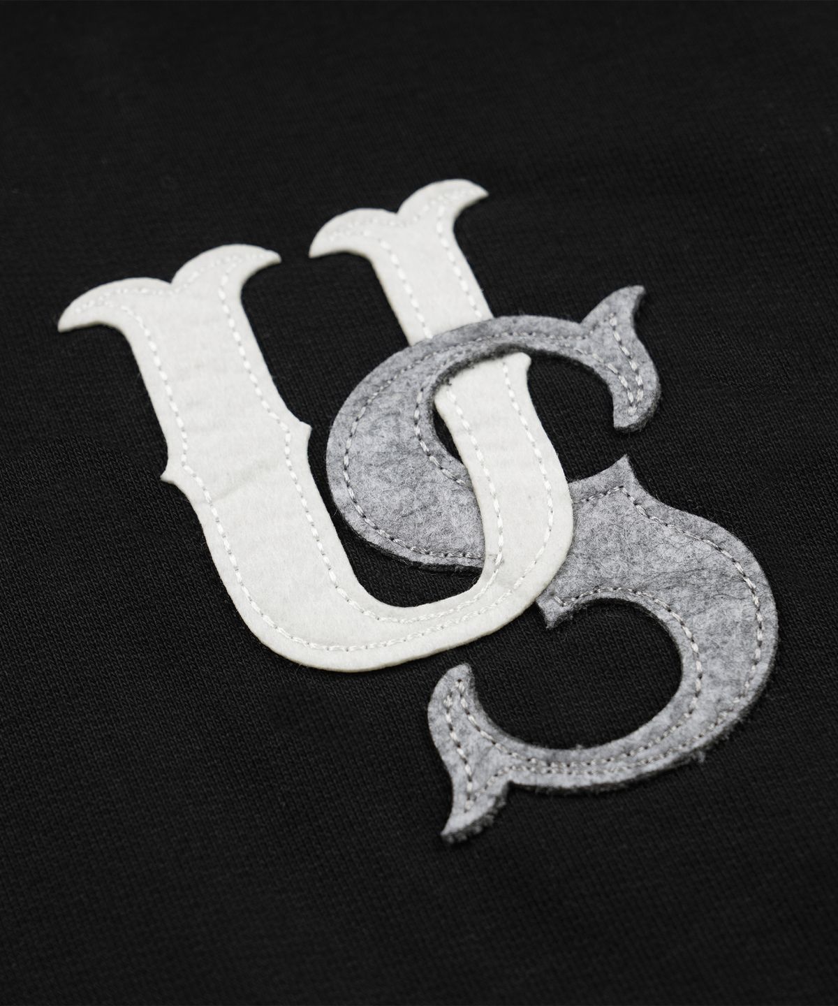 프리즘웍스(FRIZMWORKS) US LOGO PULLOVER HOODY _ BLACK