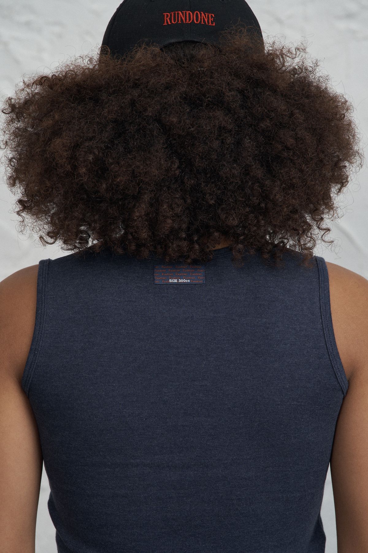 런던(RUNDONE) CIRCLE LOGO SLEEVELESS [NAVY]