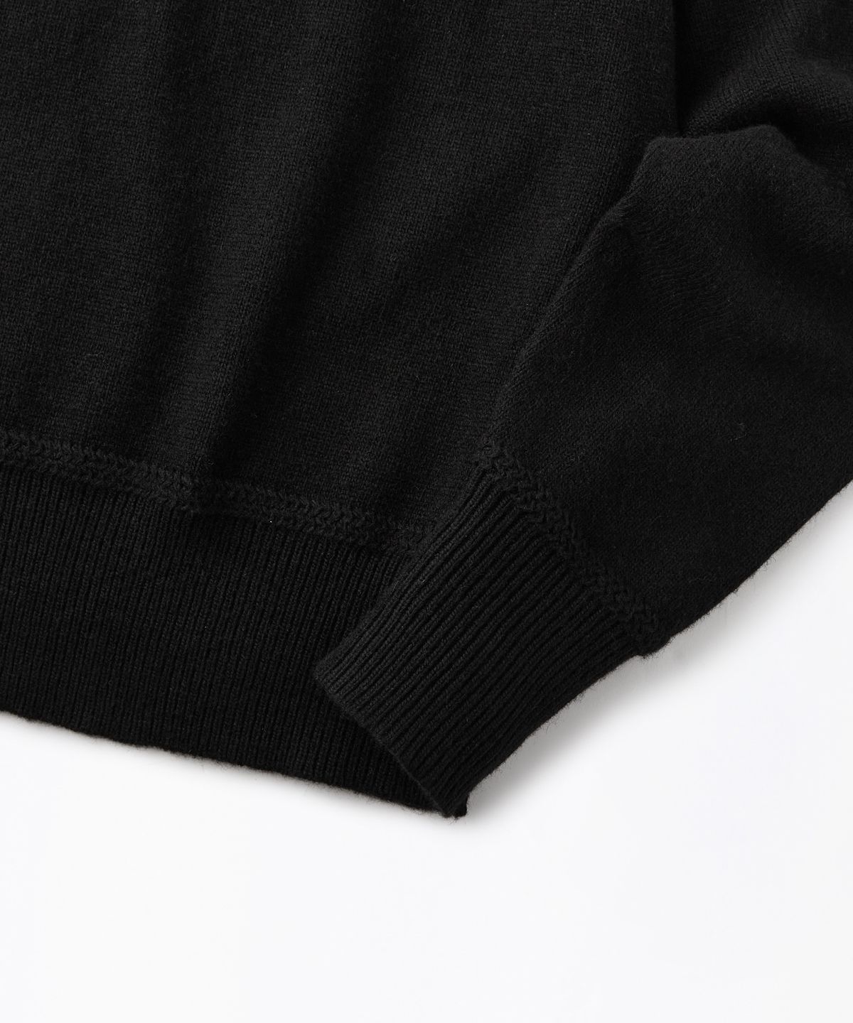 아웃스탠딩(OUTSTANDING) RED CROSS MOCK NECK KNIT_BLACK