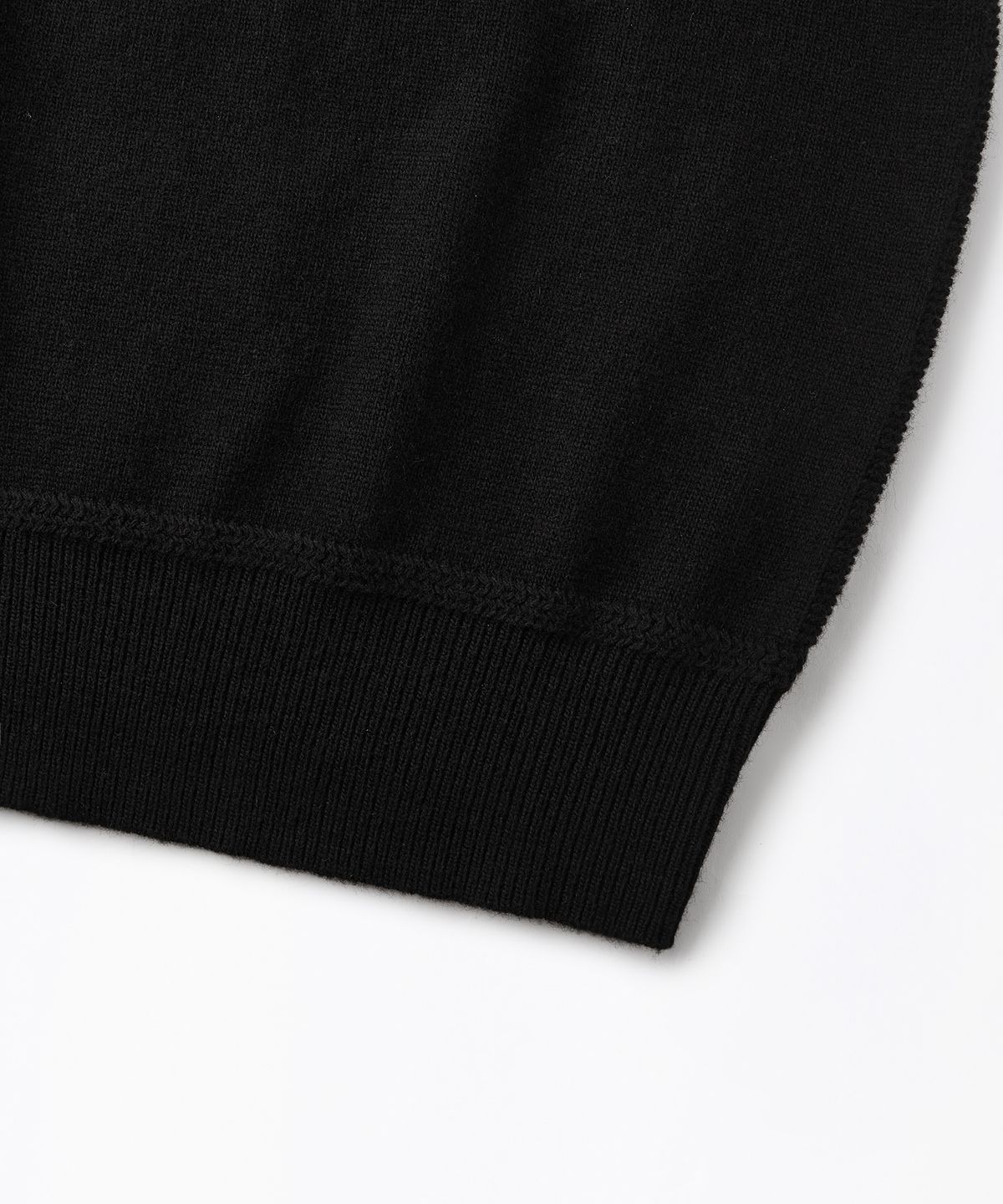 아웃스탠딩(OUTSTANDING) RED CROSS MOCK NECK KNIT_BLACK