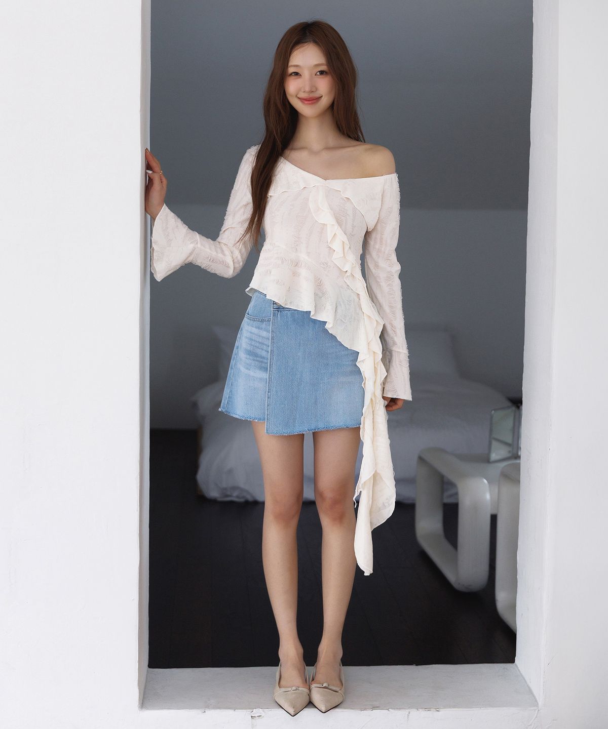 하이파이브(HYFVE) 애시메트릭 러플 블라우스