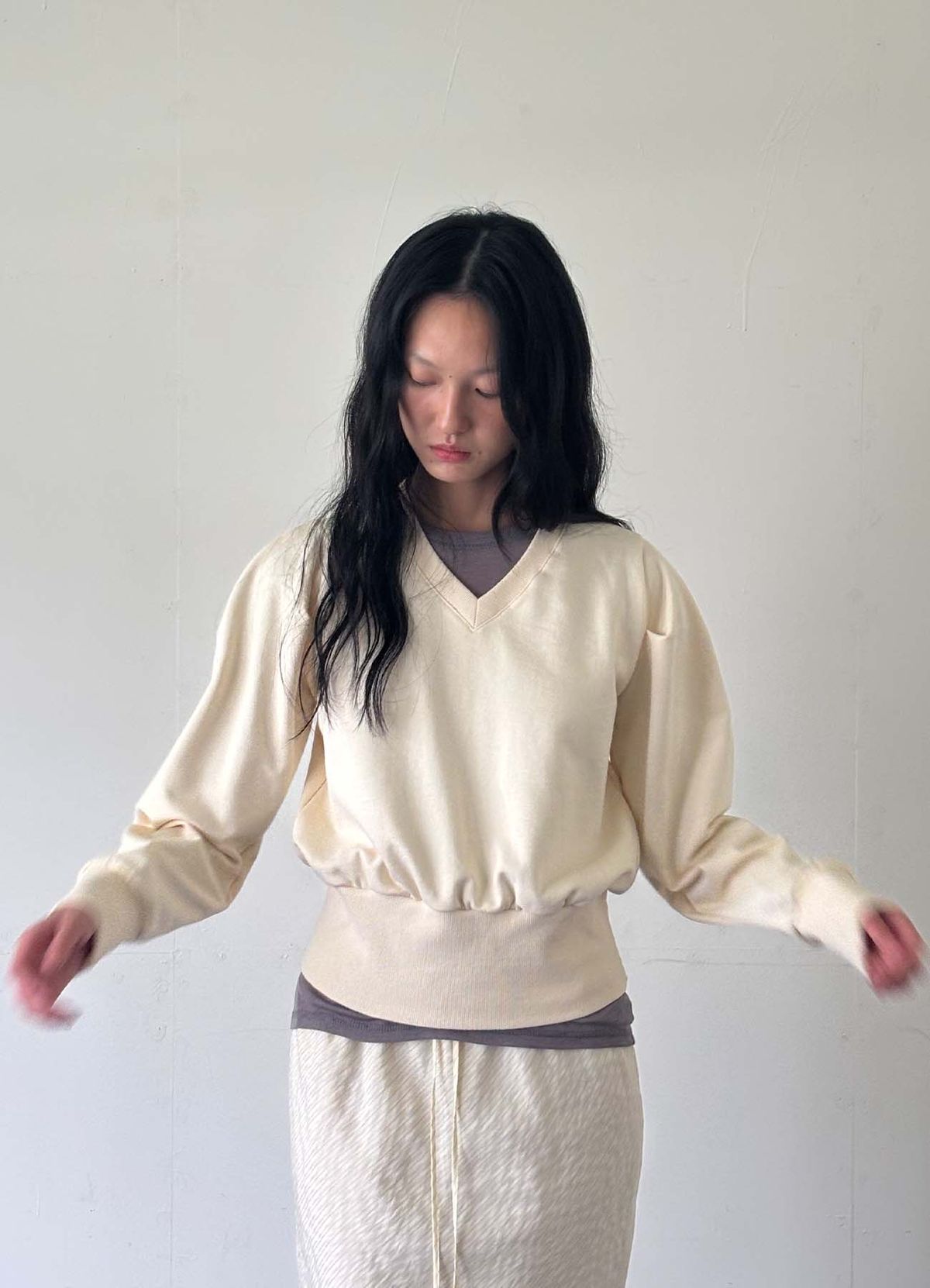 얀시시(YAHNSISI) 브이넥 퍼프 스웻셔츠 - 버터