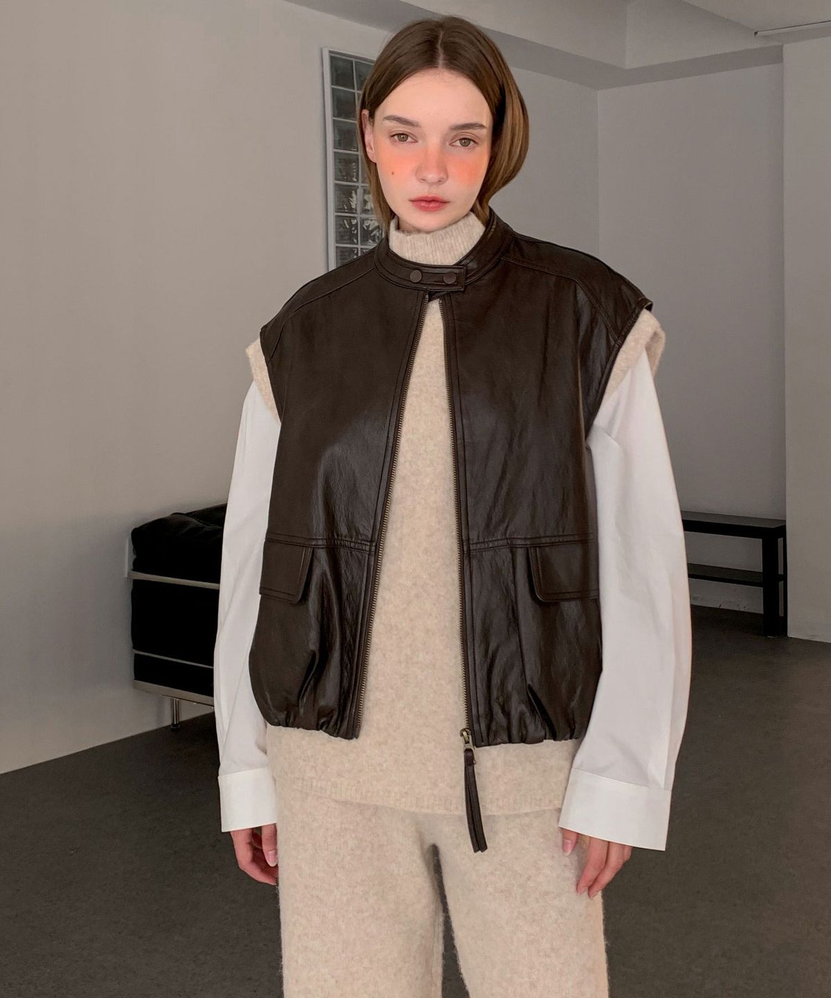 바스카라(VASCARA) Faux Leather Shirring Zip-Up Vest (3colors)