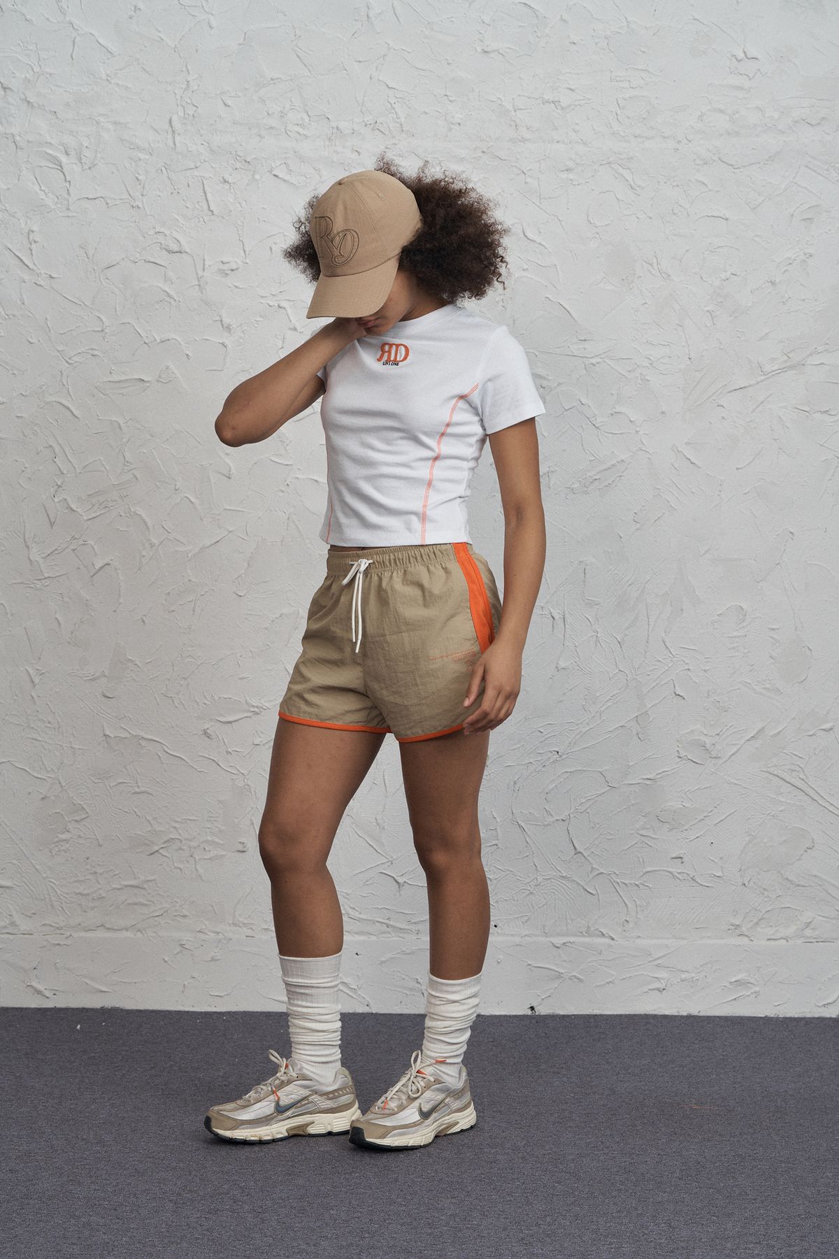런던(RUNDONE) WOMAN RUNNING SHORTS[SAND]