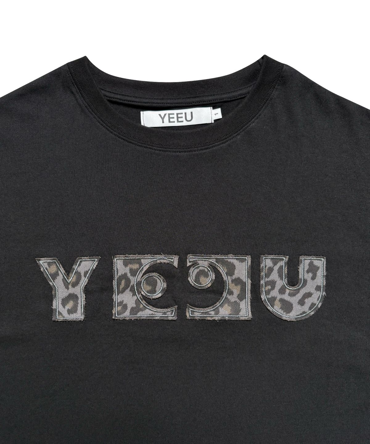 이유(YEEU) LEOPARD APPLIQUE T-SHIRT [BLACK]