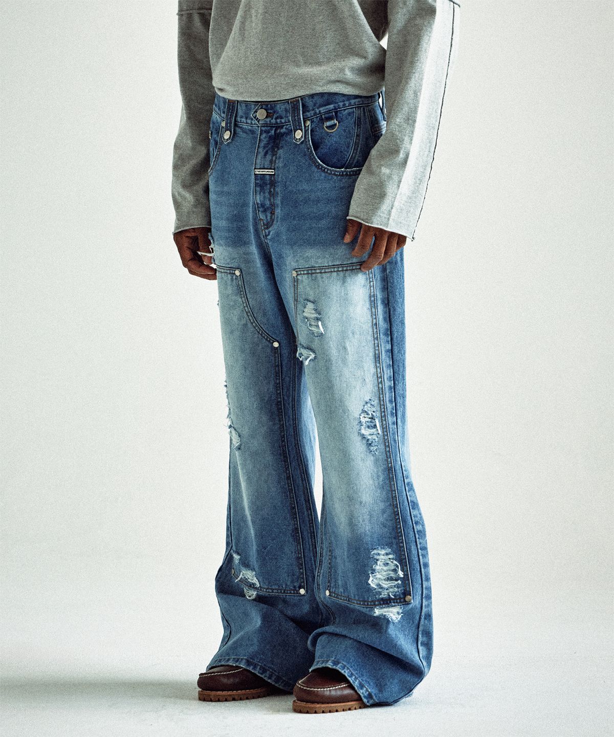 더바이닐하우스(THEVINYLHOUSE) DESTROYED BOOTS CUT DENIM PANTS LIGHT BLUE