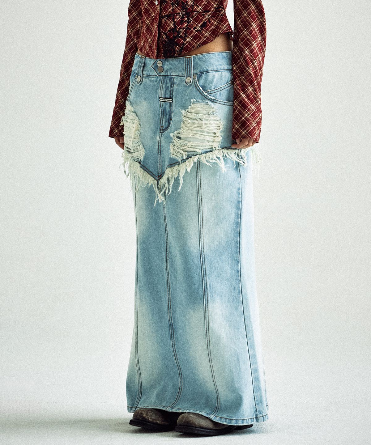 더바이닐하우스(THEVINYLHOUSE) DESTROYED DOUBLE DENIM SKIRT LIGHT BLUE