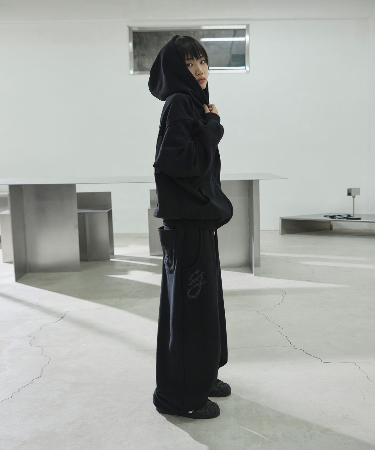 슬릭글로우(SLEEKGLOW) 레오파드 로고 아플리케 스웨트 팬츠[블랙]
