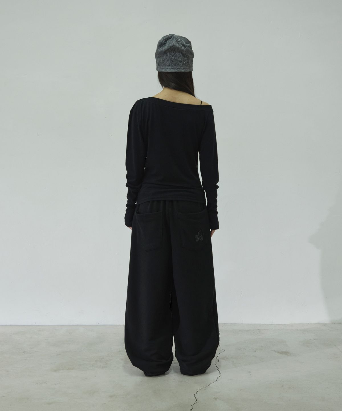슬릭글로우(SLEEKGLOW) 레오파드 로고 아플리케 스웨트 팬츠[블랙]