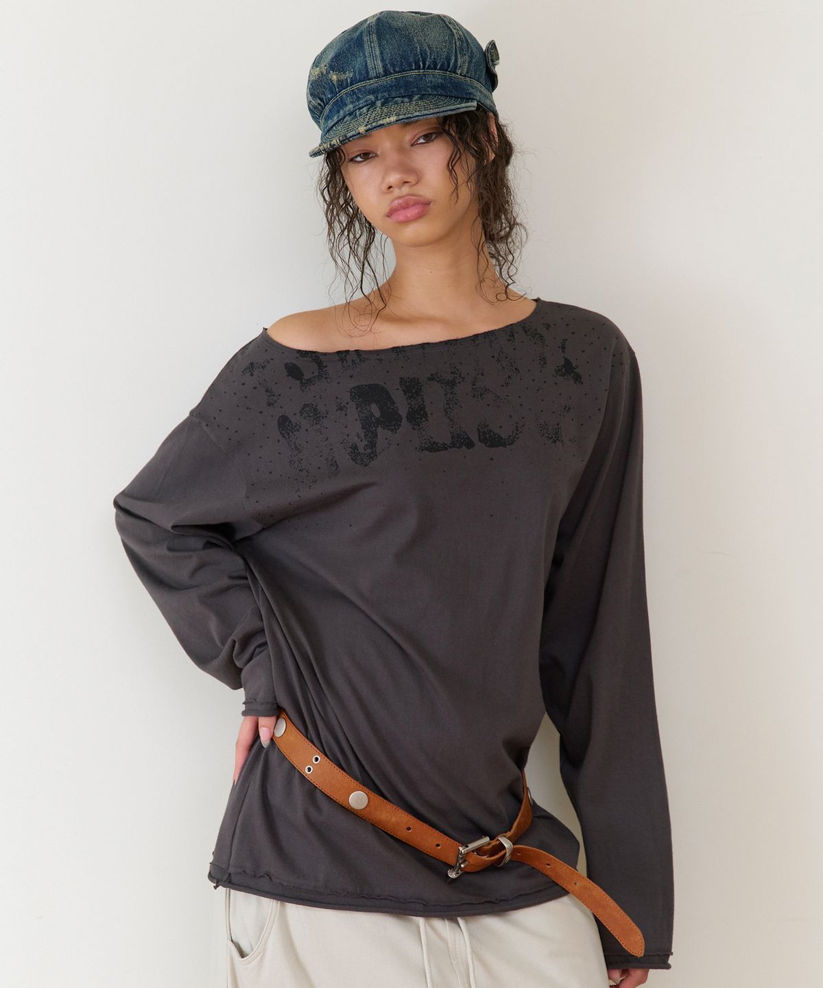 더바이닐하우스(THEVINYLHOUSE) LOOSE FIT UNBALANCE LS TEE(W) CHARCOAL