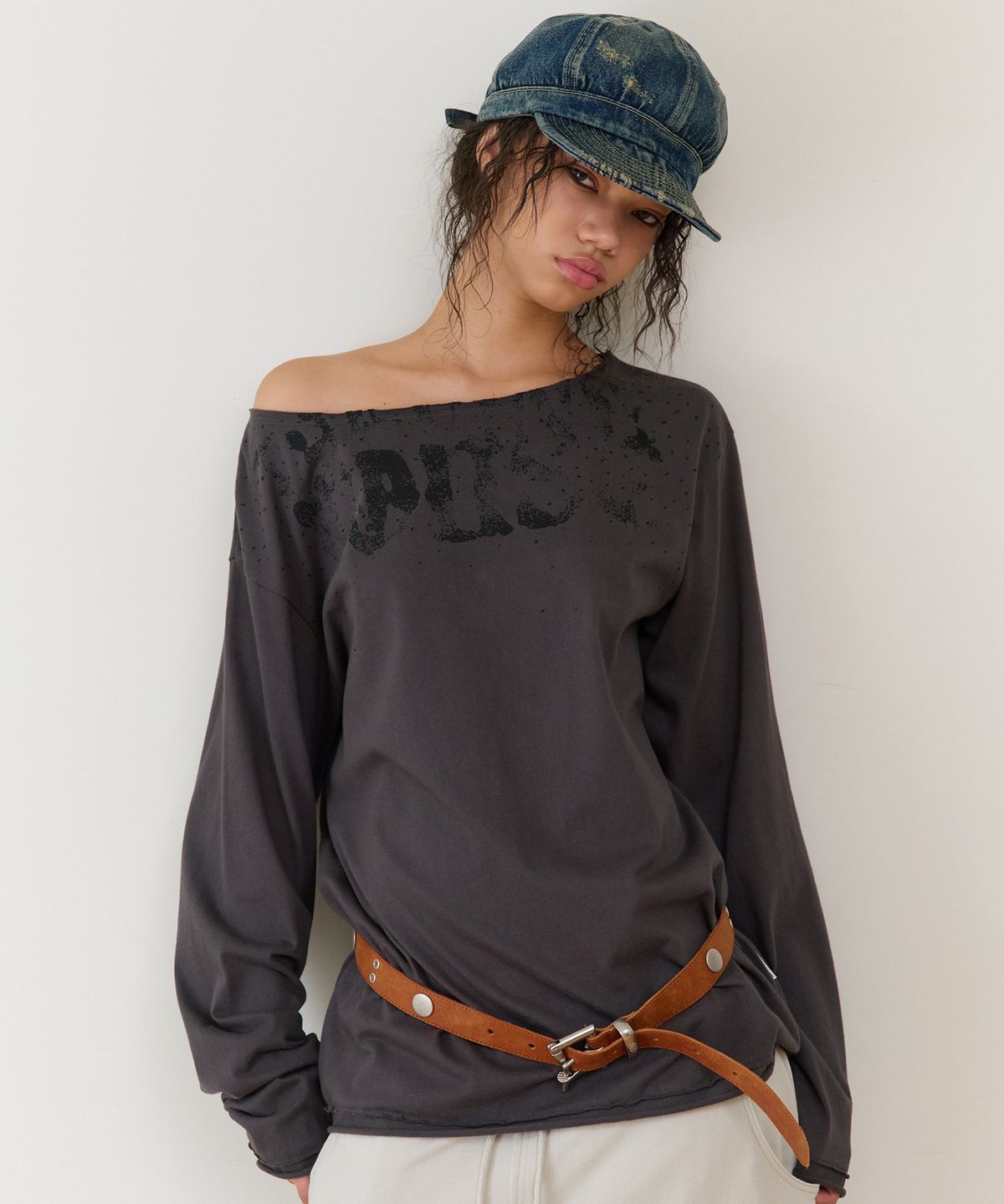 더바이닐하우스(THEVINYLHOUSE) LOOSE FIT UNBALANCE LS TEE(W) CHARCOAL