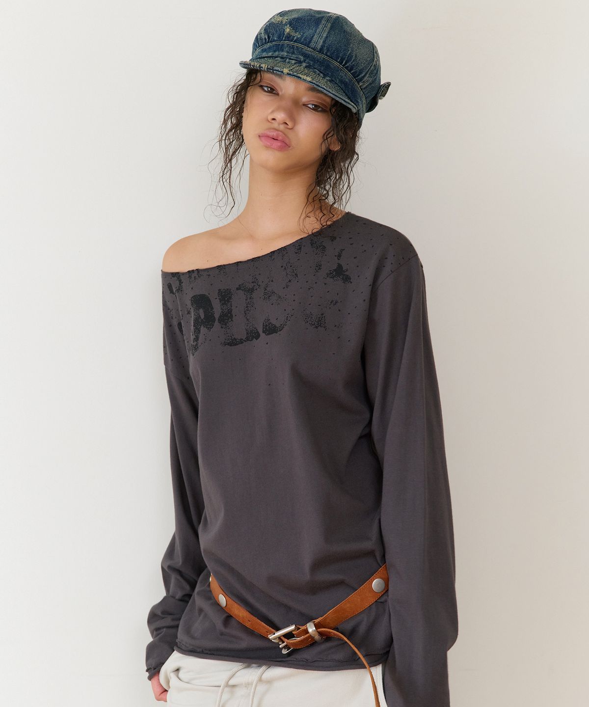 더바이닐하우스(THEVINYLHOUSE) LOOSE FIT UNBALANCE LS TEE(W) CHARCOAL