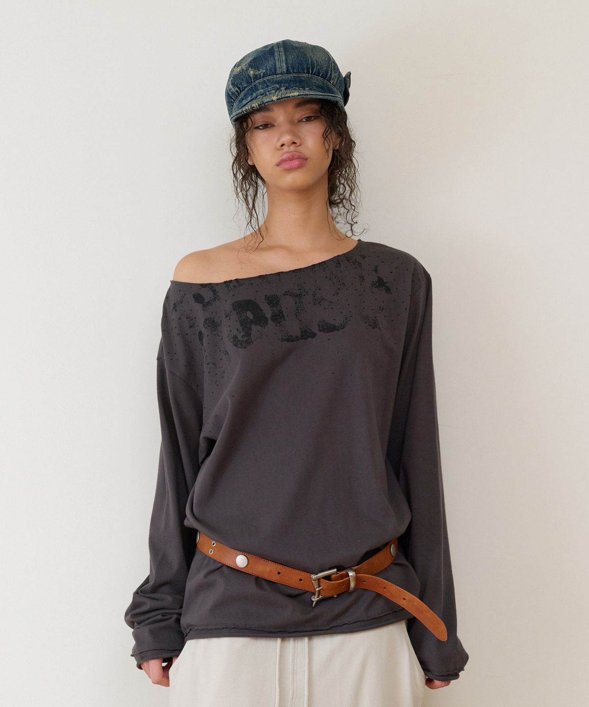 더바이닐하우스(THEVINYLHOUSE) LOOSE FIT UNBALANCE LS TEE(W) CHARCOAL