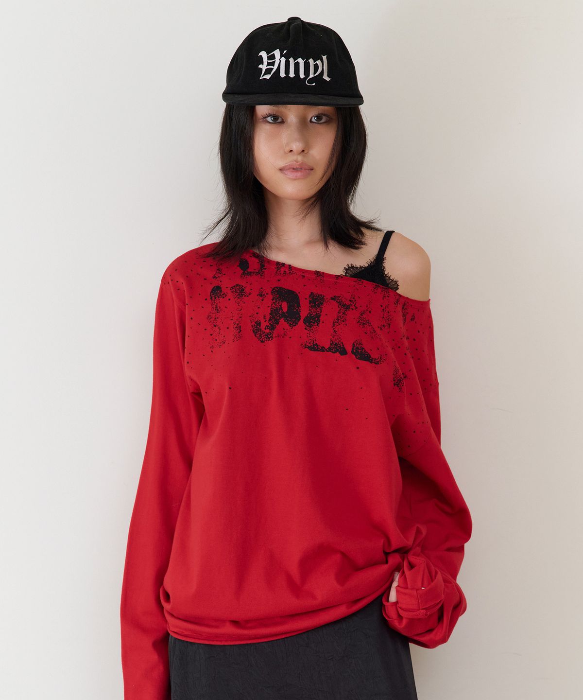 더바이닐하우스(THEVINYLHOUSE) LOOSE FIT UNBALANCE LS TEE(W) RED