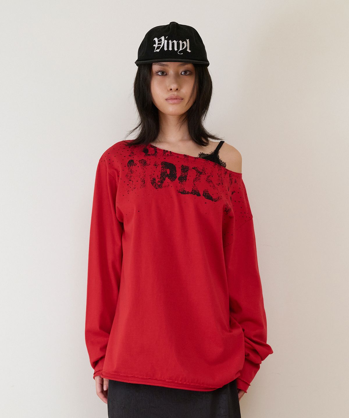 더바이닐하우스(THEVINYLHOUSE) LOOSE FIT UNBALANCE LS TEE(W) RED