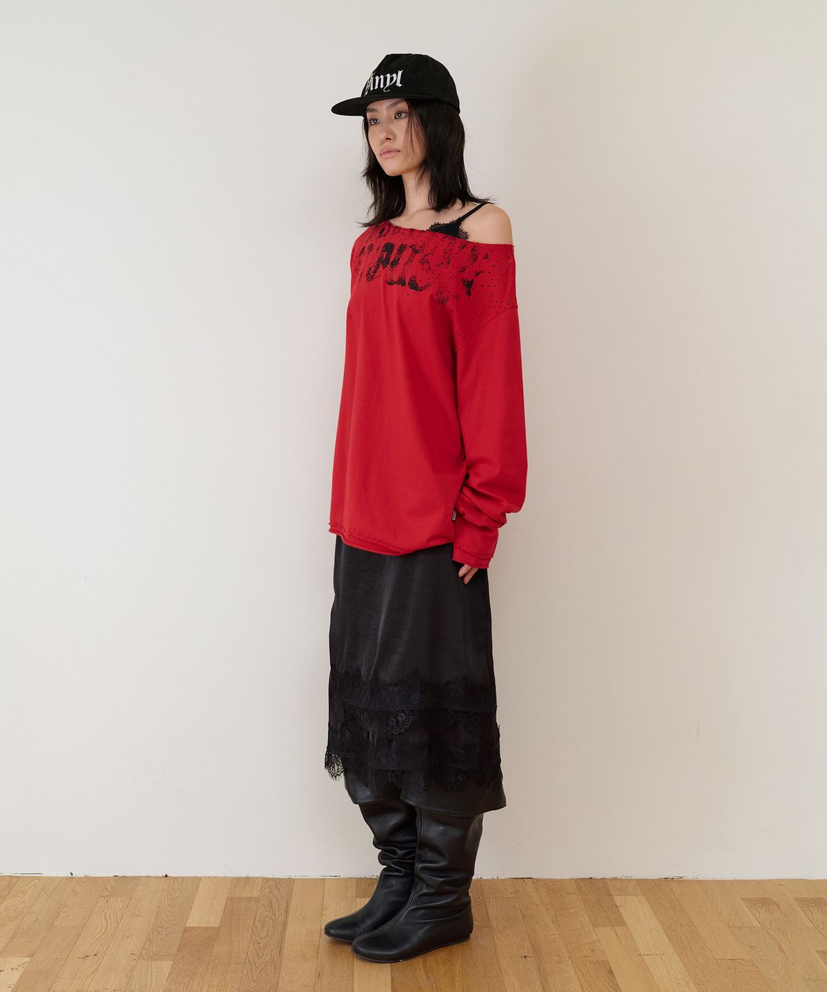 더바이닐하우스(THEVINYLHOUSE) LOOSE FIT UNBALANCE LS TEE(W) RED