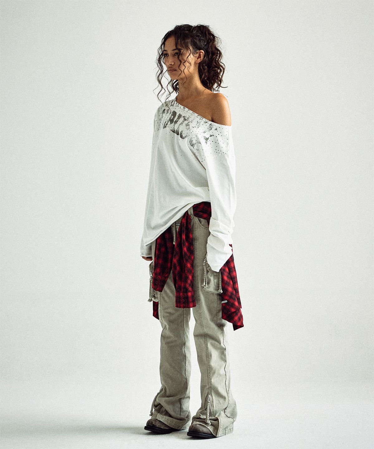 더바이닐하우스(THEVINYLHOUSE) LOOSE FIT UNBALANCE LS TEE(W) WHITE