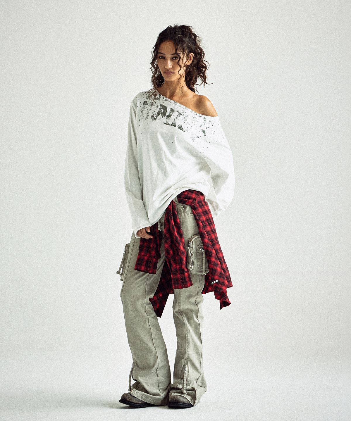 더바이닐하우스(THEVINYLHOUSE) LOOSE FIT UNBALANCE LS TEE(W) WHITE